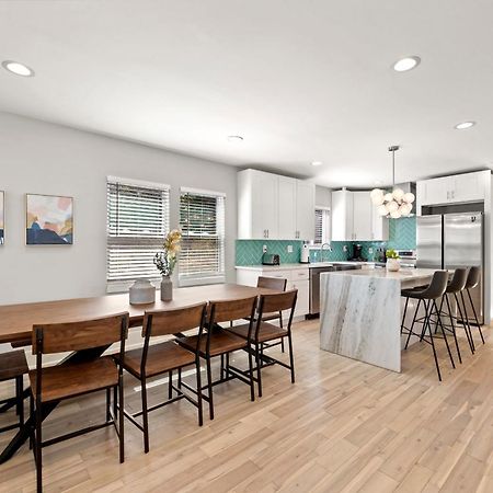 Large Modern Home Centrally Located With Hot Tub アトランタ エクステリア 写真