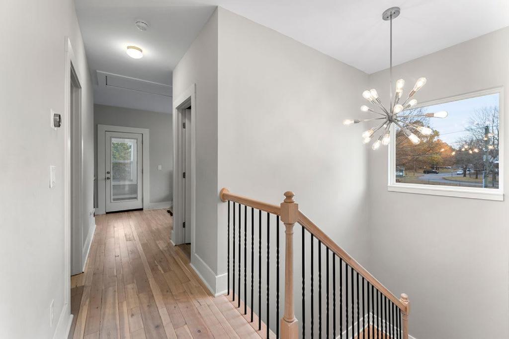Large Modern Home Centrally Located With Hot Tub アトランタ エクステリア 写真