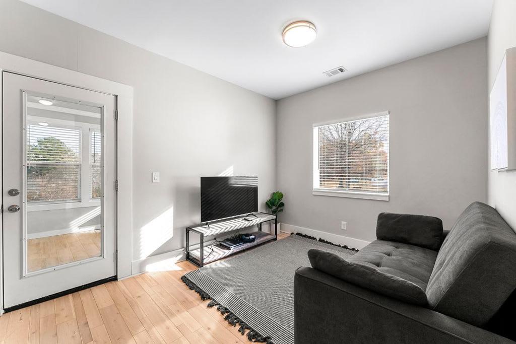 Large Modern Home Centrally Located With Hot Tub アトランタ エクステリア 写真