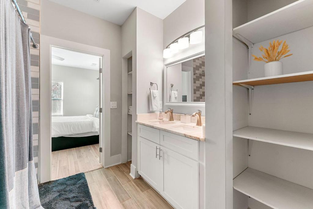Large Modern Home Centrally Located With Hot Tub アトランタ エクステリア 写真