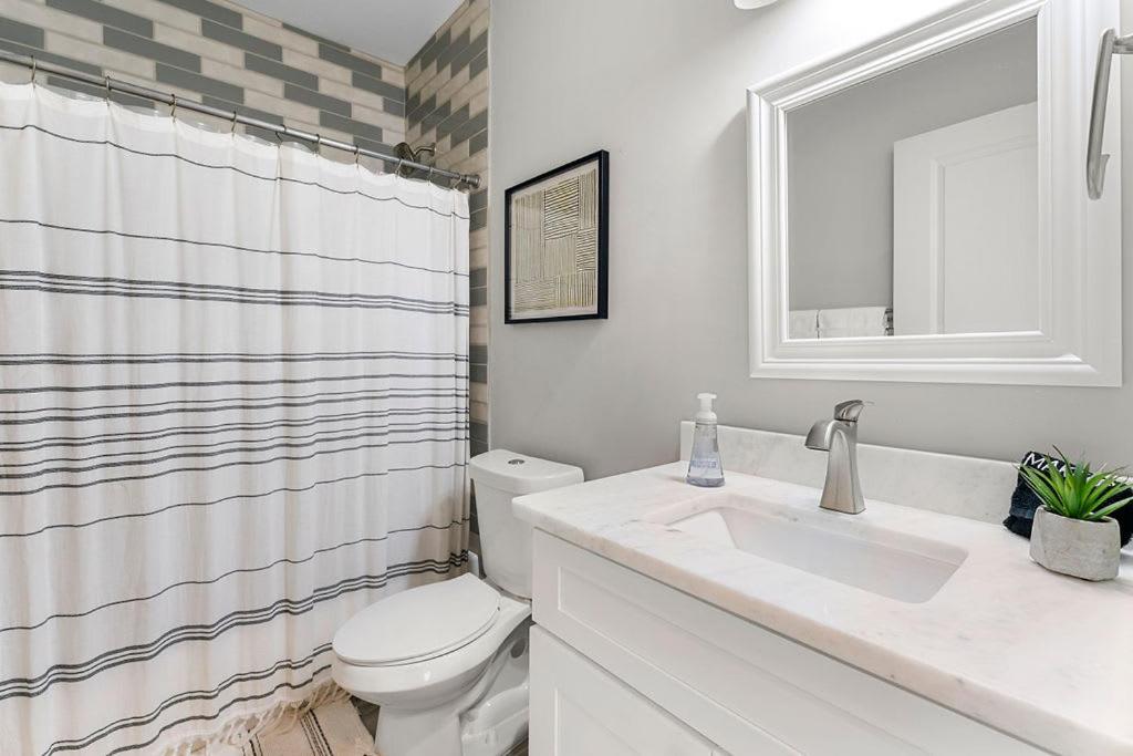 Large Modern Home Centrally Located With Hot Tub アトランタ エクステリア 写真