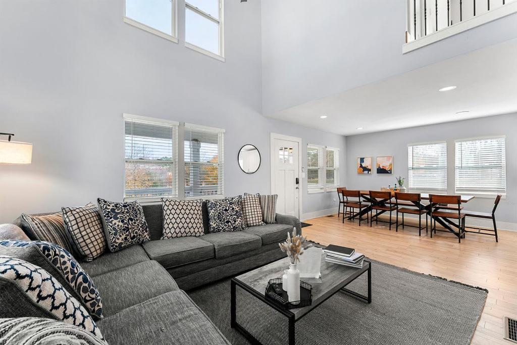 Large Modern Home Centrally Located With Hot Tub アトランタ エクステリア 写真
