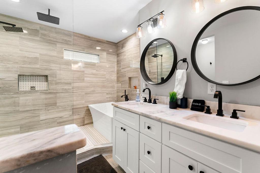 Large Modern Home Centrally Located With Hot Tub アトランタ エクステリア 写真