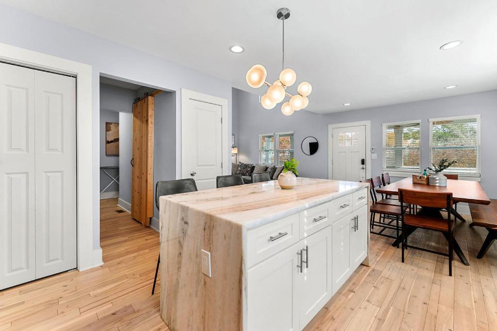 Large Modern Home Centrally Located With Hot Tub アトランタ エクステリア 写真